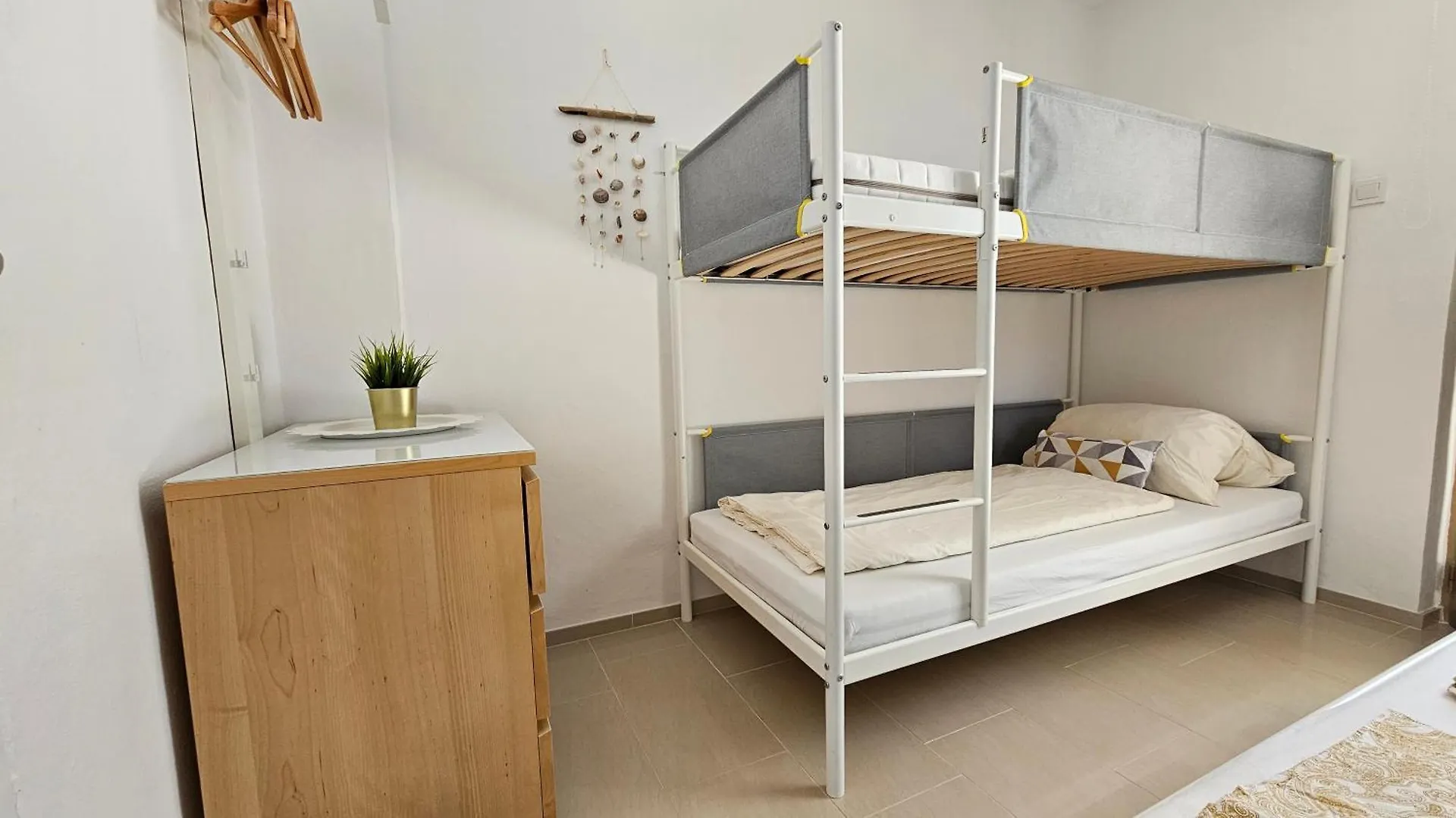 Apartment Vacation Home With Garden Povljana